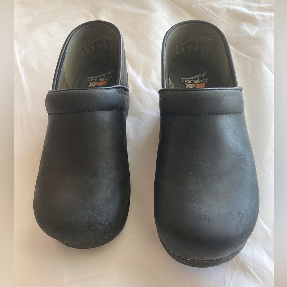 Dansko XP 2.0 Black Nubuck Leather Professional grade Clogs size 42 Slip Resists